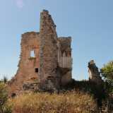 Ci� che vediamo davanti a noi � un edificio in pietra a forma di �t� con una parete affiancata da una struttura pi� alta all�incirca 8 metri. In origine doveva presentarsi come un complesso a due piani disposti ad angolo retto, con relativo muro di cinta e scala esterna sorretta da un semiarco. Di quel semiarco � ora rimasta solo la base